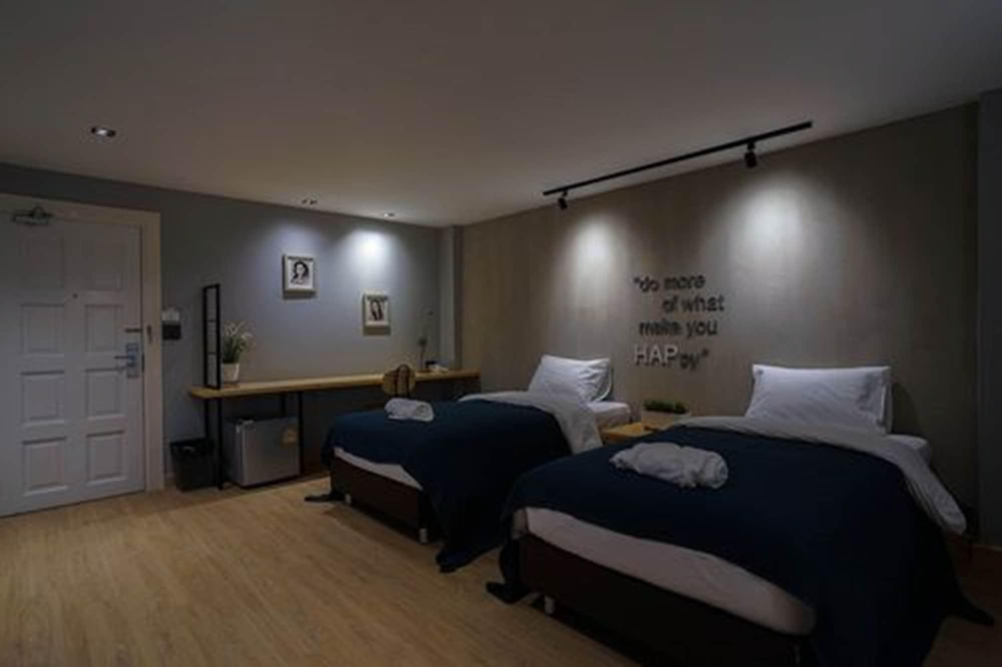 Hap@Sathorn Hotell Bangkok Exteriör bild